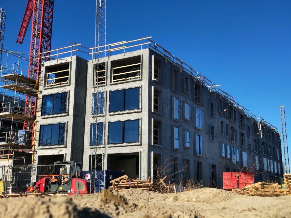 Bygge- og anlægsbranchen er præget af et betydeligt kapacitets- og prispres, som blandt andet hindrer flere almene byggeprojekter i at blive realiseret. Foto: Getty Images.