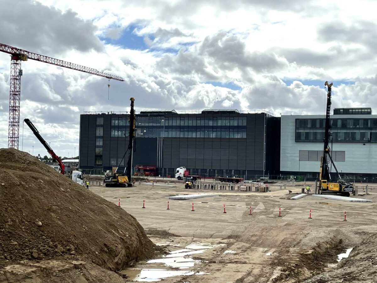 Der er allerede godt gang i den enorme byggeplads ved Fujifilm Diosynth Biotechnologies' danske hovedsæde i Hillerød, hvor to nye fabrikker skyder op. De skal stå færdige i hhv. 2024 og 2026. Foto: Louise S. Strøbech