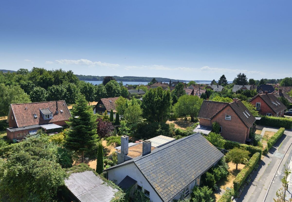 Ejendomsmarkedet ser ud til at være ved at stabilisere sig. Trods en generel afmatning er der stadig pæn aktivitet på boligmarkedet især vest for Storebælt. Foto: Getty Images
