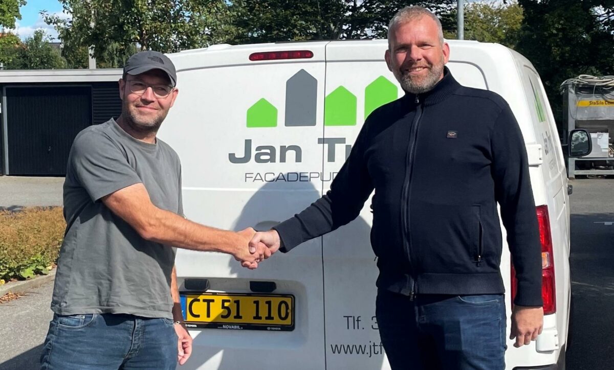 Jan Tryk (tv.) og Peter Andersen fra Fasadgruppens datterselskab P. Andersen & Søn giver hånd på Fasadgruppens opkøb af den Hjørring-baserede virksomhed.