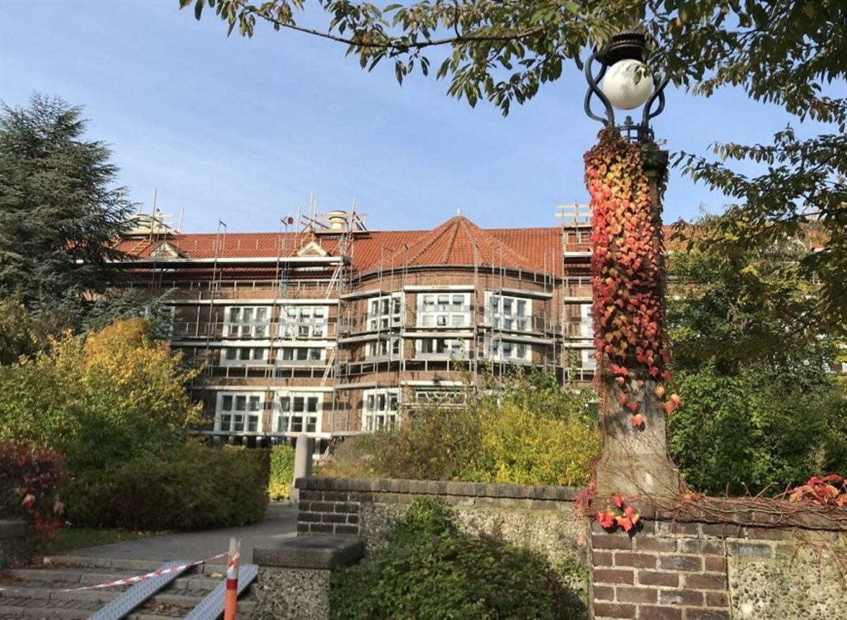 Bispebjerg Hospital er gennem fornyelse for milliarder med ny akutmodtagelse og stort parkeringshus, men også med omfattende renovering af de gamle bygninger. Foto Louise Bendixen.