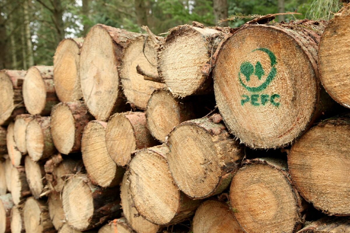 Over 500 virksomheder og organisationer i Danmark er sporbarhedscertificeret og handler med PEFC-certificerede produkter. PEFC står for 'Programme for The Endorsement of Forest Certification', og det er en international mærkningsordning for ansvarlig skovdrift.