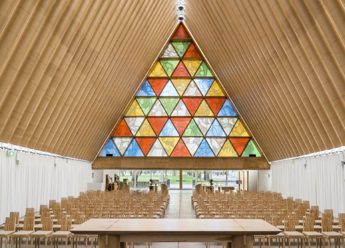 Japanske Shigeru Ban har bl.a. designet Cardboard Cathedral i newzealandske Christchurch, der er konstrueret af 98 lige store paprør. Kirken er en midlertidig erstatning for byens tidligere anglikanske katedral, som blev ødelagt af et jordskælv i 2011. Foto: Stephen Goodenough