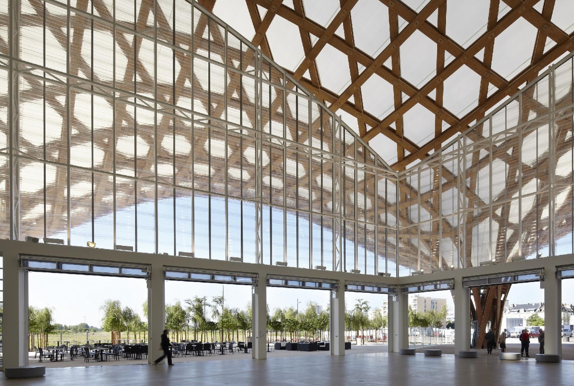 Shigeru Ban er også glad for at lave monumenter og storladne projekter som den svævende trækonstruktion i Pompidou Metz; en tilbygning til Pompidou Center i Paris. Foto: Didier Boy de la Tour