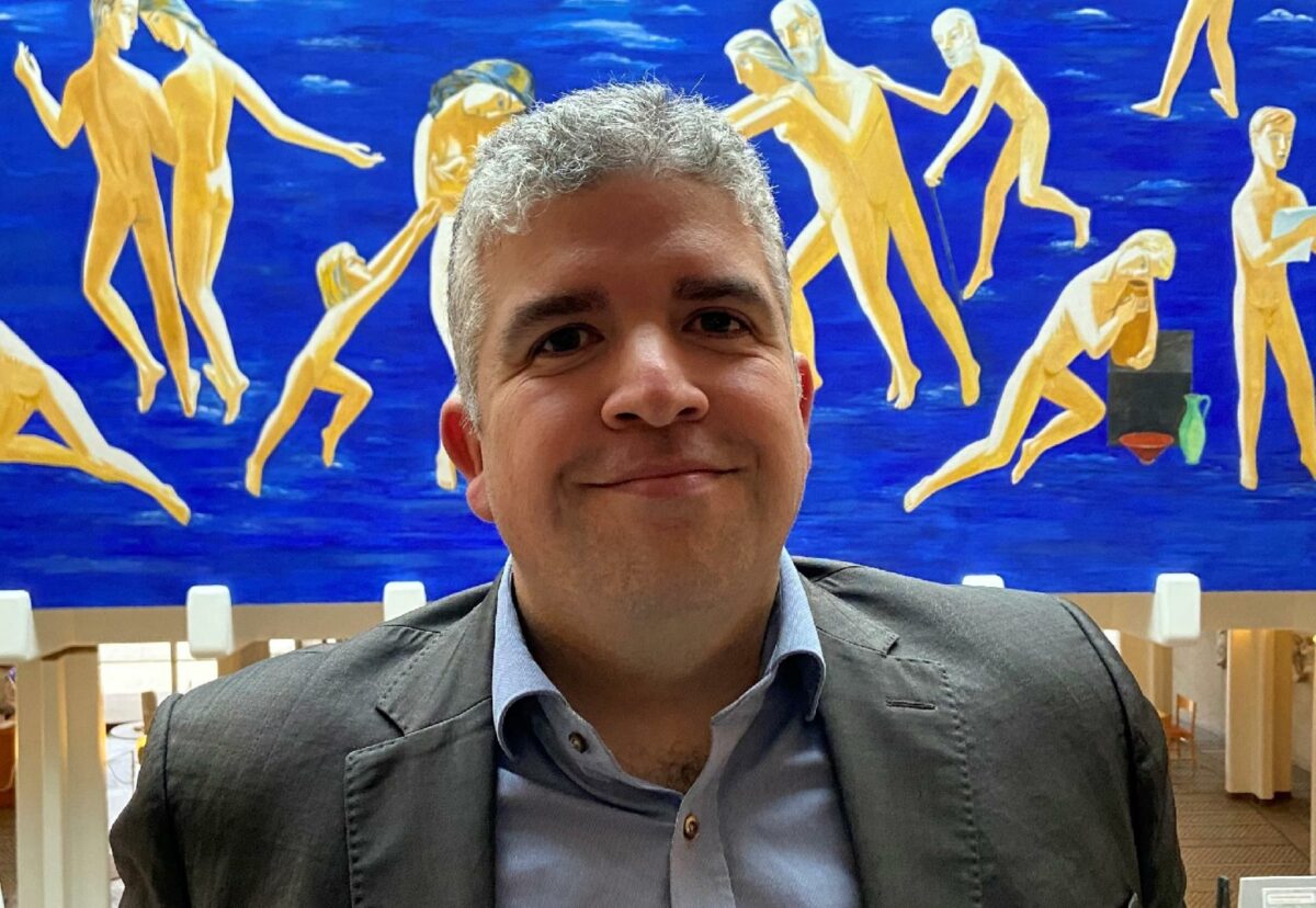 Alvaro Arriagada, der er født og opvokset i Aarhus som barn af chilenske flygtninge, er uddannet cand.scient.pol. fra Aarhus Universitet.