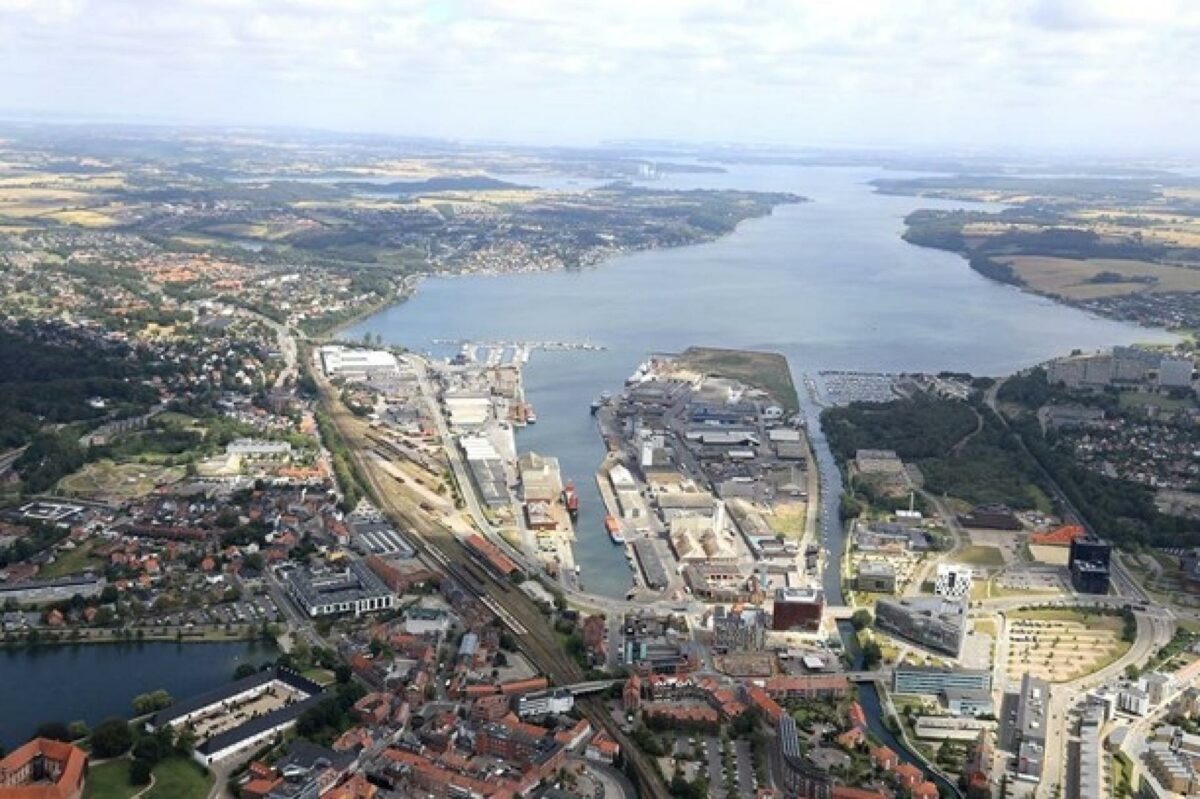 I november 2020 vedtog byrådet en strategi for havnen ud fra en vision om, at erhvervshavn, by og fjord skal bindes bedre sammen.