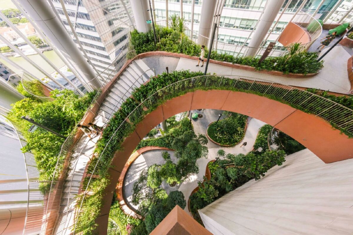 CapitaSpring har opnået Green Mark Platinum & Universal Design Goldplus-certificeringer og har faciliteter til støtte af den bæredygtige transportvision for Singapore Green Plan 2030, der inkluderer en 600 meter lang cykelsti rundt om bygningen. Foto: Finbarr Fallon.