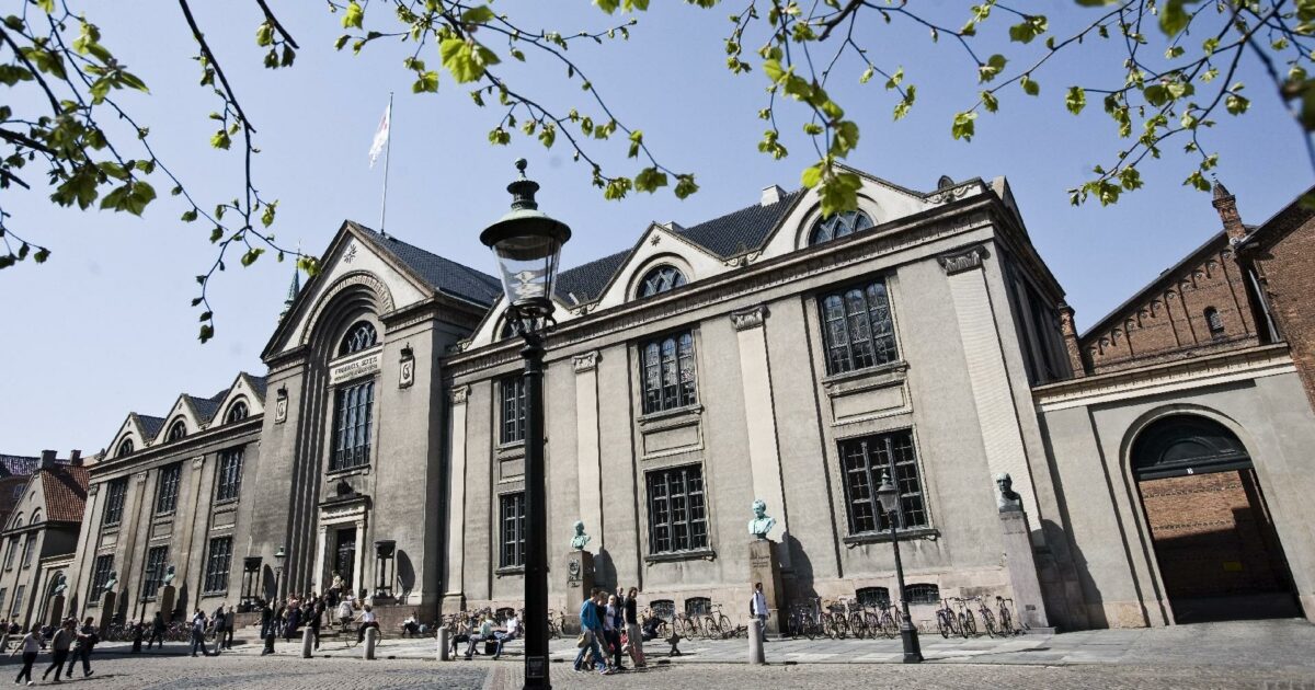 Rørbæk og Møller Arkitekter indgik den første rammeaftale med Københavns Universitet i 2003 og har siden udviklet og renoveret bl.a. Universitetsbiblioteket i Fiolstræde og hovedbygningen (billedet) på Frue Plads. Foto: Københavns Universitet
