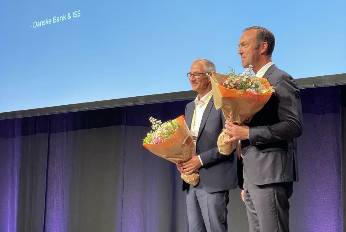 Henrik Juul Nielsen fra ISS (tv) og Christian Lau Jensen fra Danske Bank modtager den første udgave af Dansk Facilities Managements nystiftede Bæredygtighedspris. Foto: DMF.