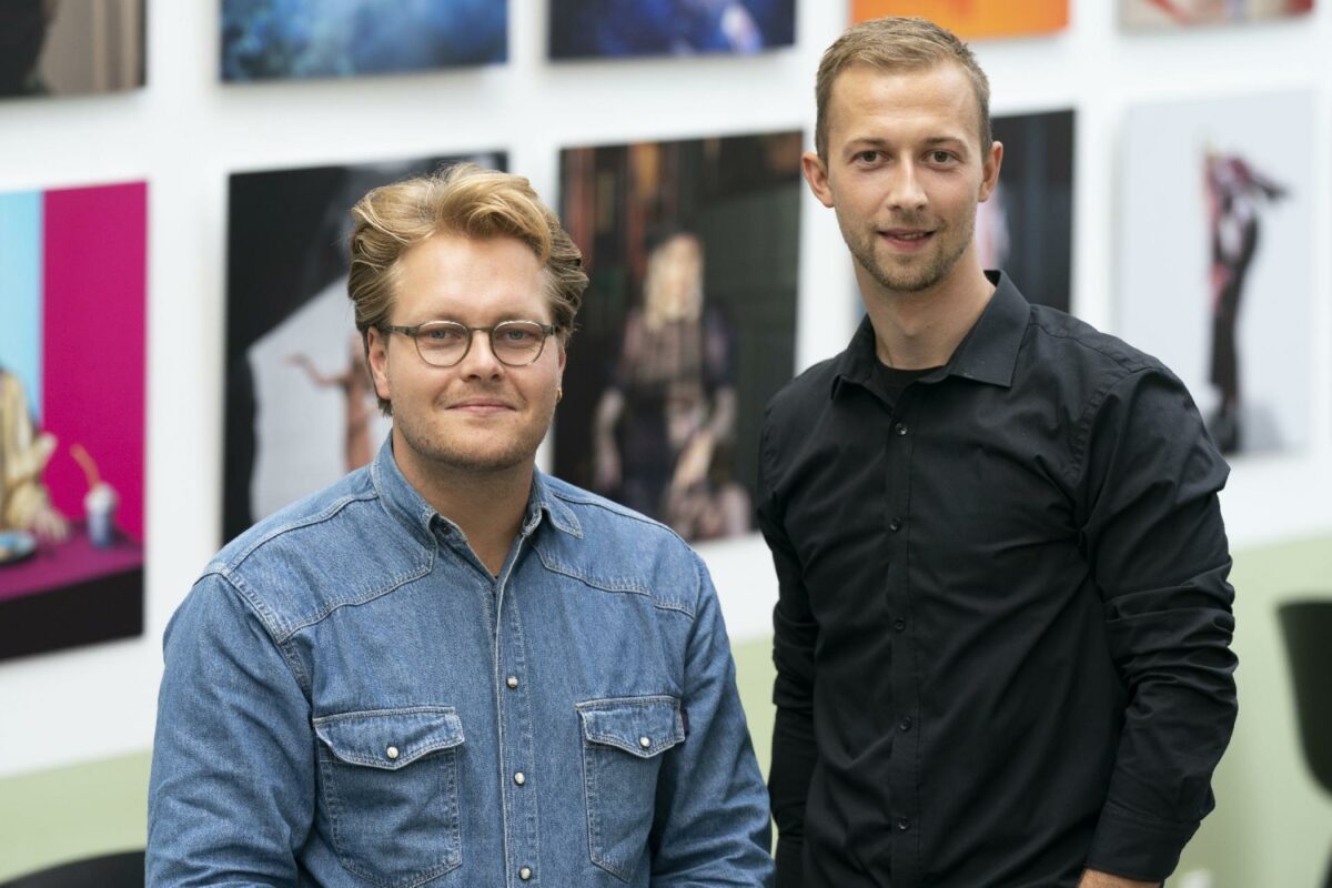 Vinderne af Konstruktørernes Dimittendpris 2022 er Rasmus Schultz Madsen (tv.) og Mathias Kaanbjerg. Foto: Niels Åge Skovbo/Fokus Foto Copyright.