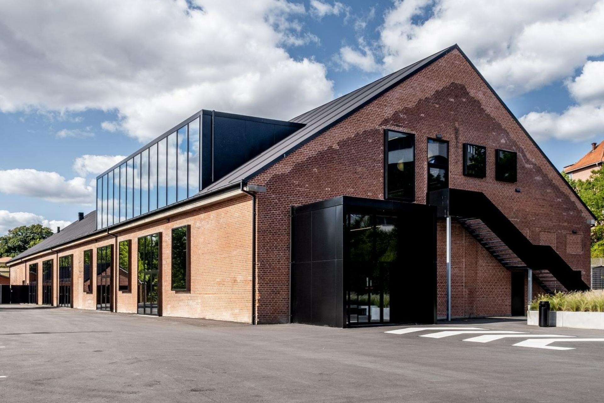 De bevarede, originale elementer på Sergenten har fået lov til at stå med deres oprindelige spor og patina, hvorimod nye tiltag, som for den store udsigtskarnap ved loungen på 1. sal markerer sig i tydelig kontrast gennem detaljering og materialevalg. Foto: Zeni arkitekter.