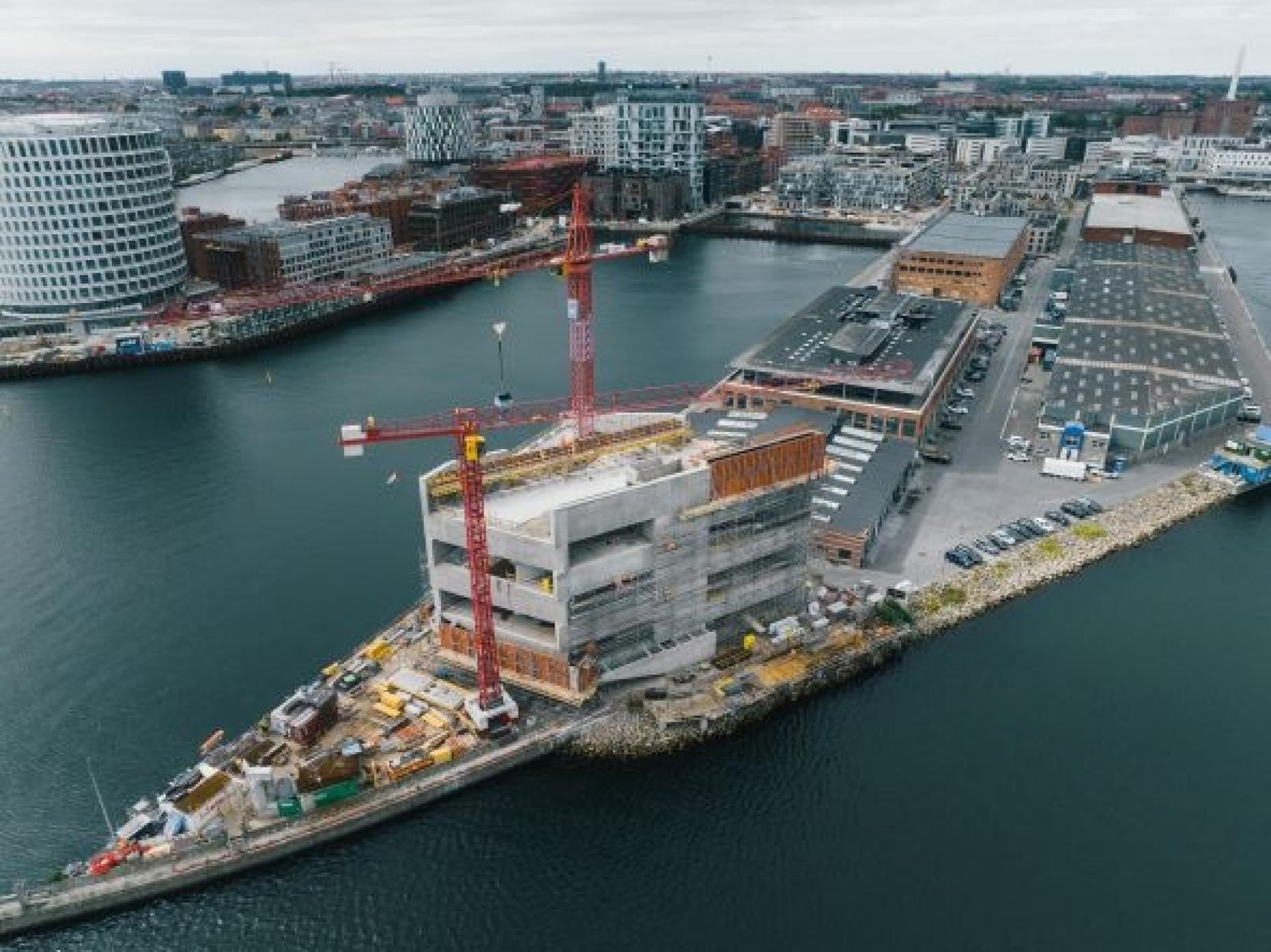 LM Byg er lige nu ved at lægge sidste hånd på råhuset til BIGs nye hovedsæde i København.