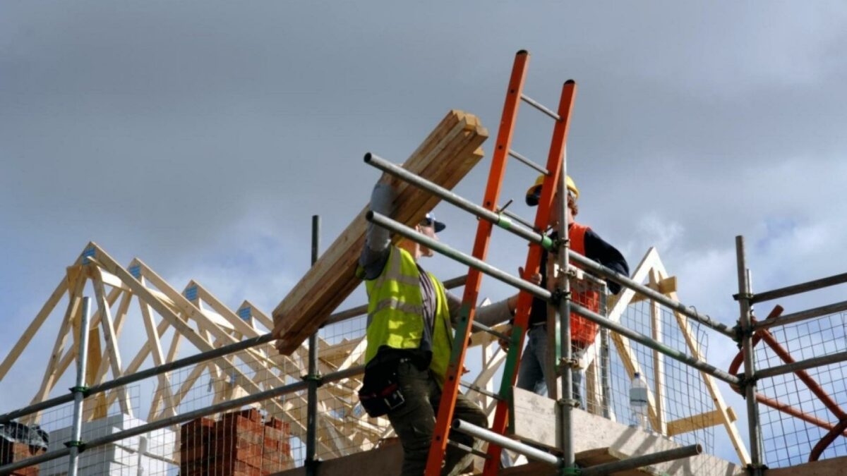 Efter et godt 2021 har en cocktail af styrtdykkende forbrugertillid, prisstigninger på energi, lønninger og byggematerialer, geopolitisk uro og omfattende rapporteringskrav nu ramt byggebranchen. Foto: Getty Images.