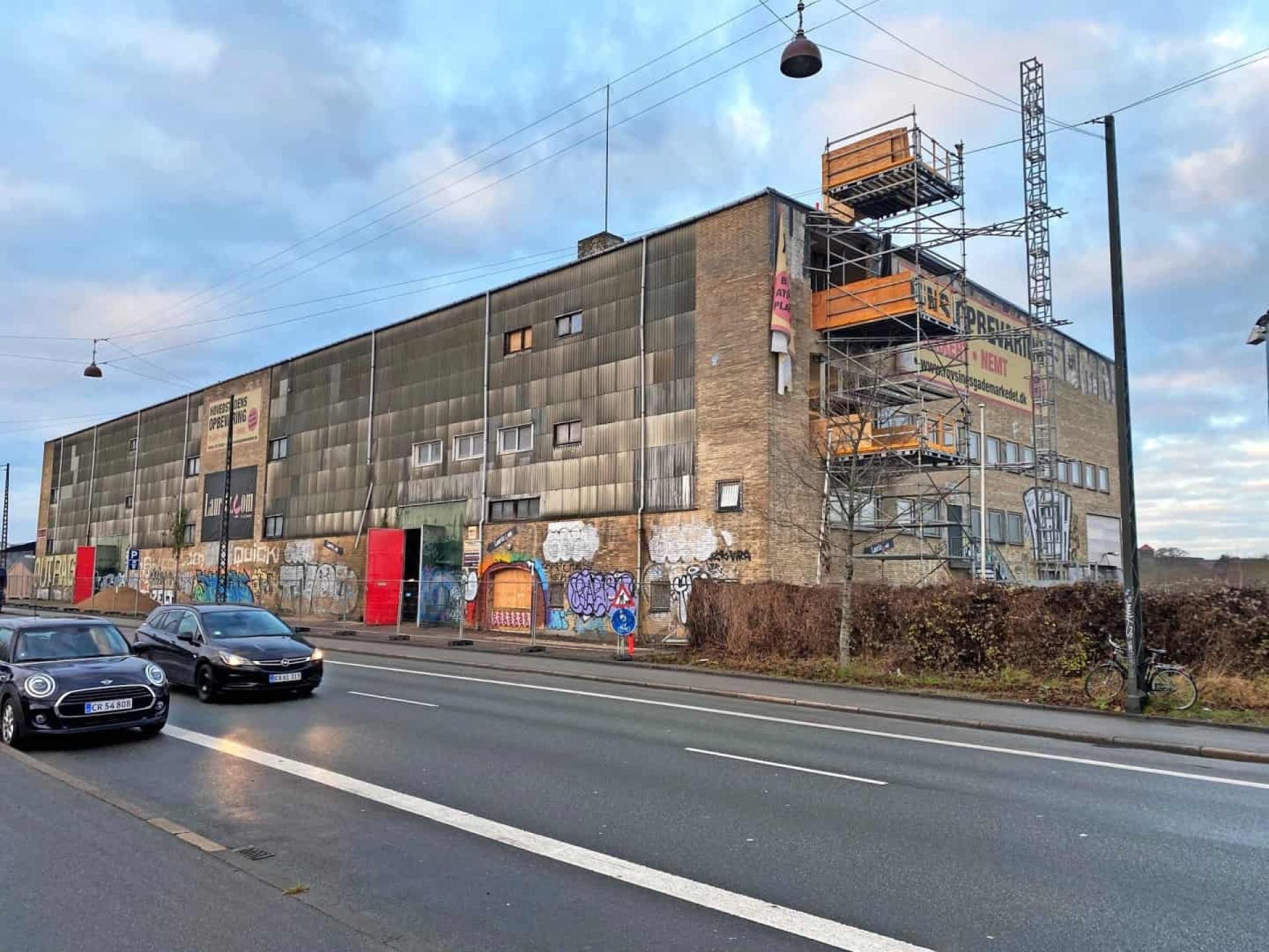 Sådan så den forladte lagerbygning på Rovsingsgade 68 ud før den omfattende renovering: Det graffitiovermalede murværk, bølgepap og de mørke, lukkede facader trak området ned. Foto: Thomas Frederiksen/ØsterbroLiv