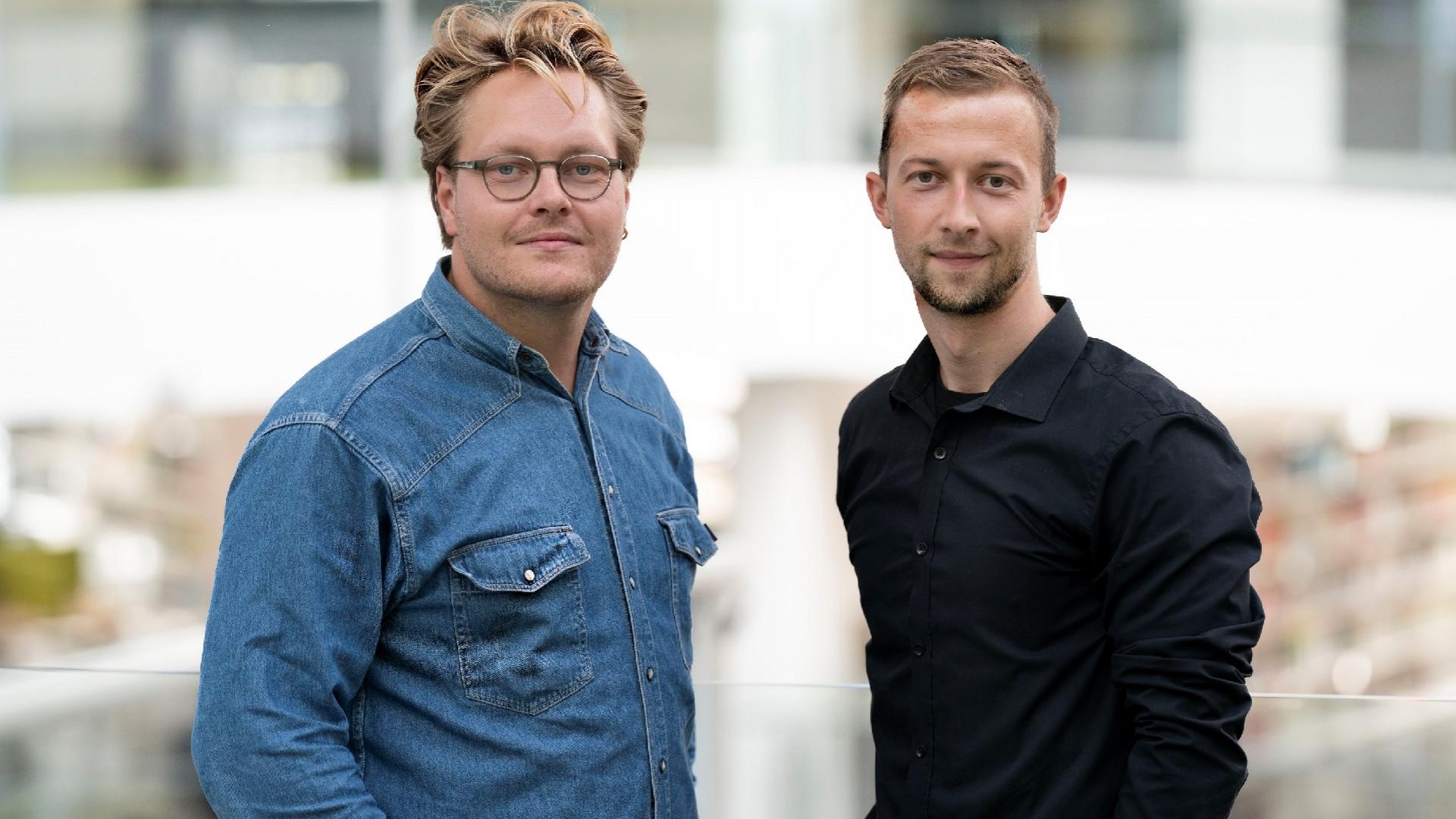 Rasmus Schultz Madsen (tv.) og Mathias Kaanbjerg modtog årets Konstruktørernes Dimittendpris. Vinderne modtager et rejselegat på 10.000 kr. og et års gratis medlemskab af KF. Foto: Niels Åge Skovbo