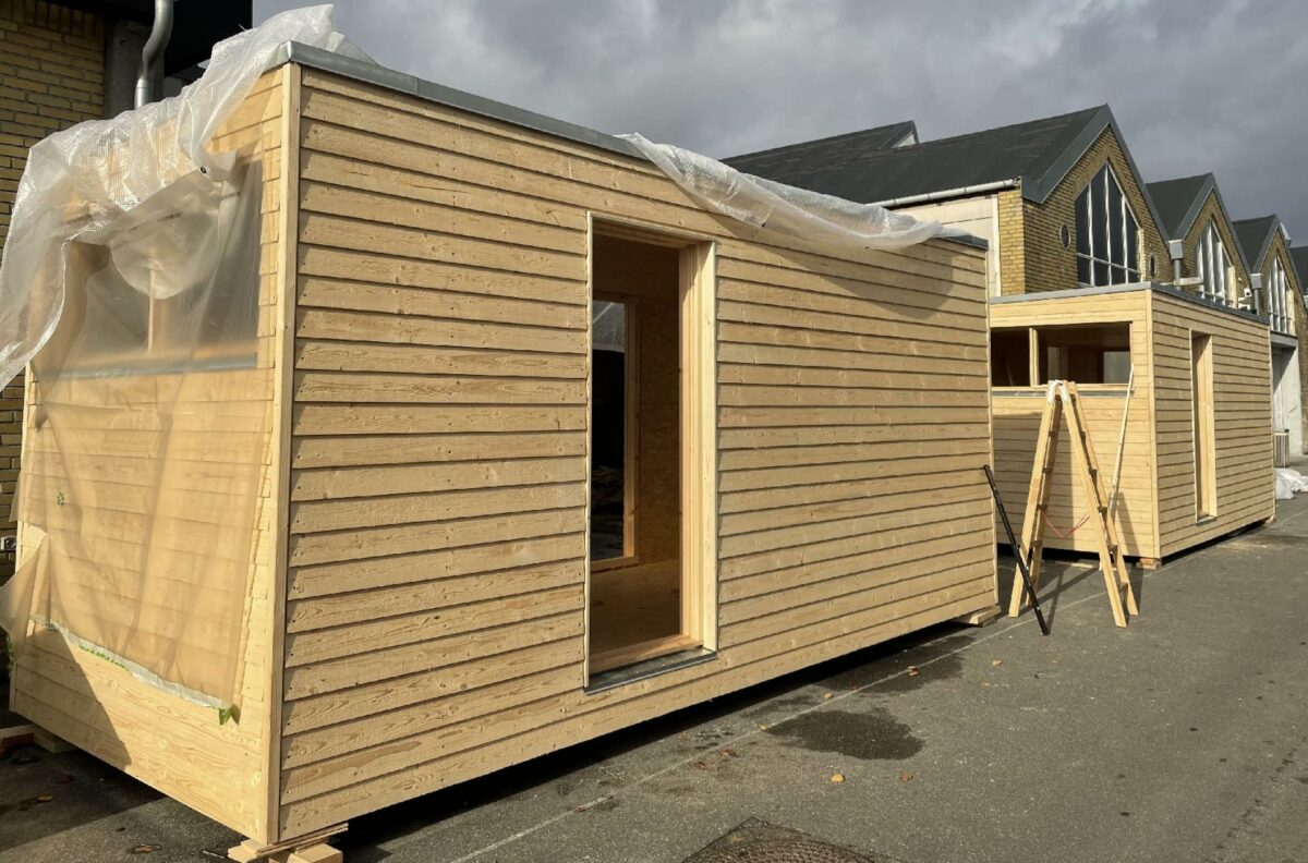 Lærlingenes tre tiny houses skal nu gøre glæde ude i virkeligheden, hvor de bl.a. kan bruges til kontorer, legehuse, værksteder el.lign. Foto: Next Uddannelse København