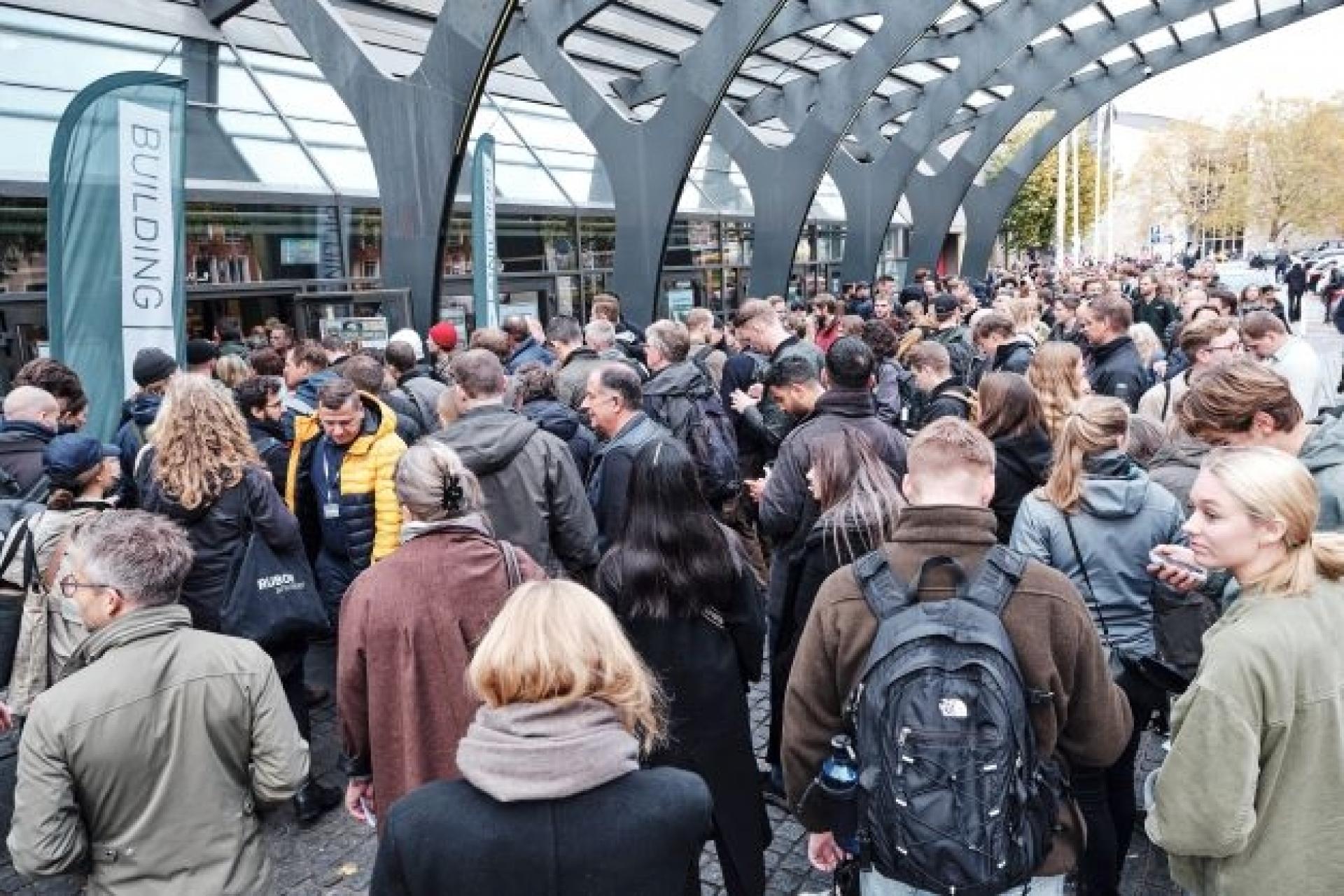 Køen til det populære event.