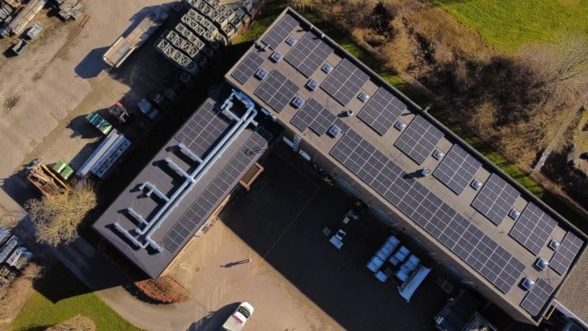 Før energikrisen fik entreprenøren installeret solceller på taget af hovedkontoret i Aarhus - en grøn, men også økonomisk sund investering.