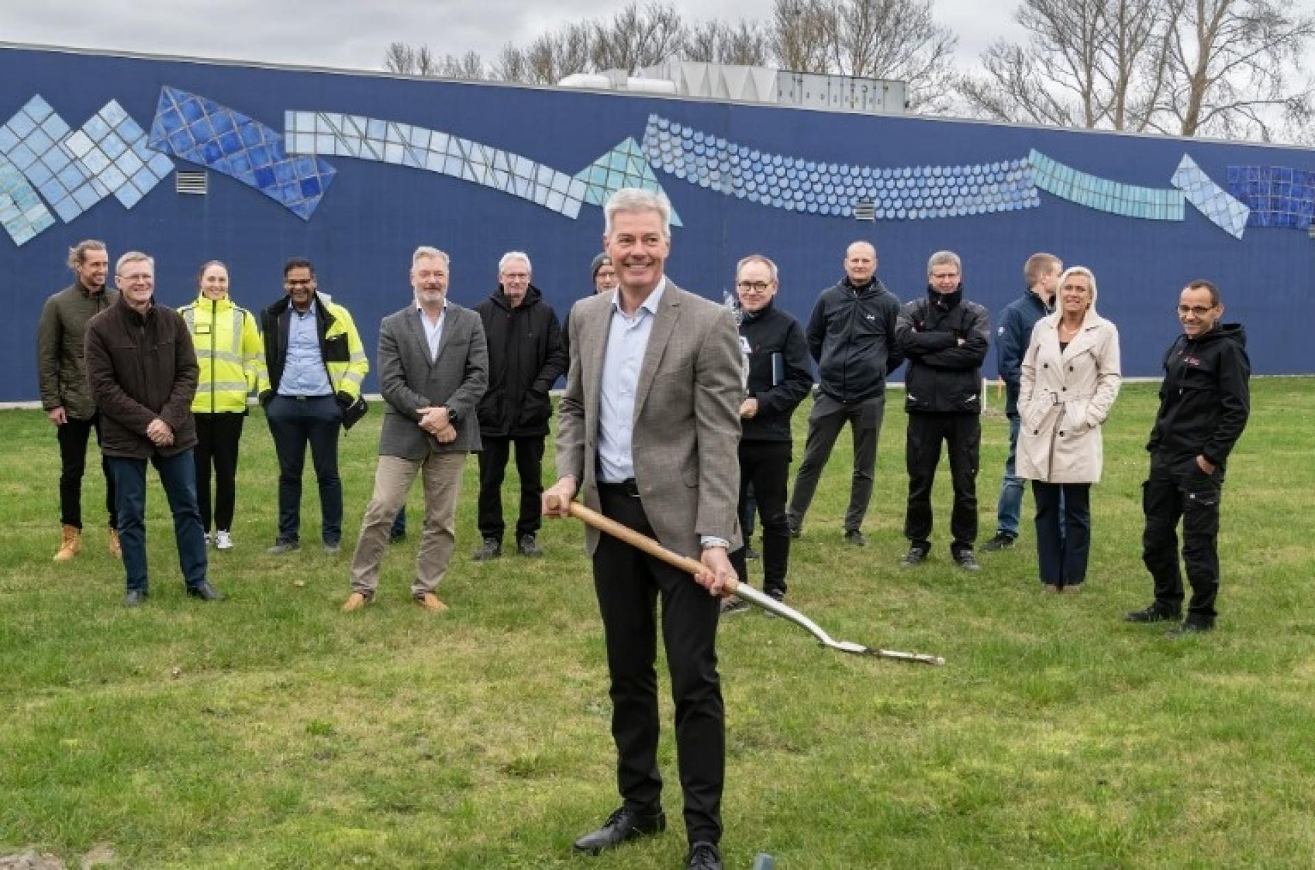 PJM har en medarbejderstab på tæt på 150, og flere forventes at følge i de kommende år, fortalte adm. direktør Benny Smith ved første spadestik.
