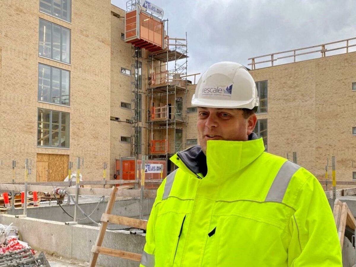 Området omkring de 122 seniorboliger giver mulighed for masser af liv og aktivitet, når de første beboere flytter ind til foråret, fortæller projektleder Morten Høj Christensen, Rescale. Foto: Rescale.