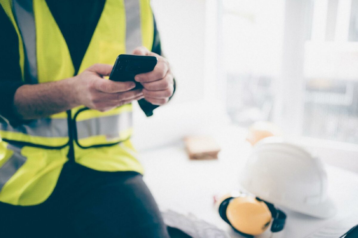 På blandt andet bygningskonstruktøruddannelsen er bæredygtighed allerede en central del af indholdet, hvor de studerende opnår erfaringer med for eksemepel livscyklusvurderinger. Foto: Gettyimages.