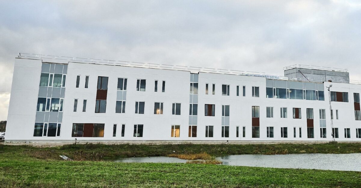 Kontorbyggeriet C-House følger tidsplanen, så de første lejere kan flytte ind til april. De første lejemål er allerede udlejet.