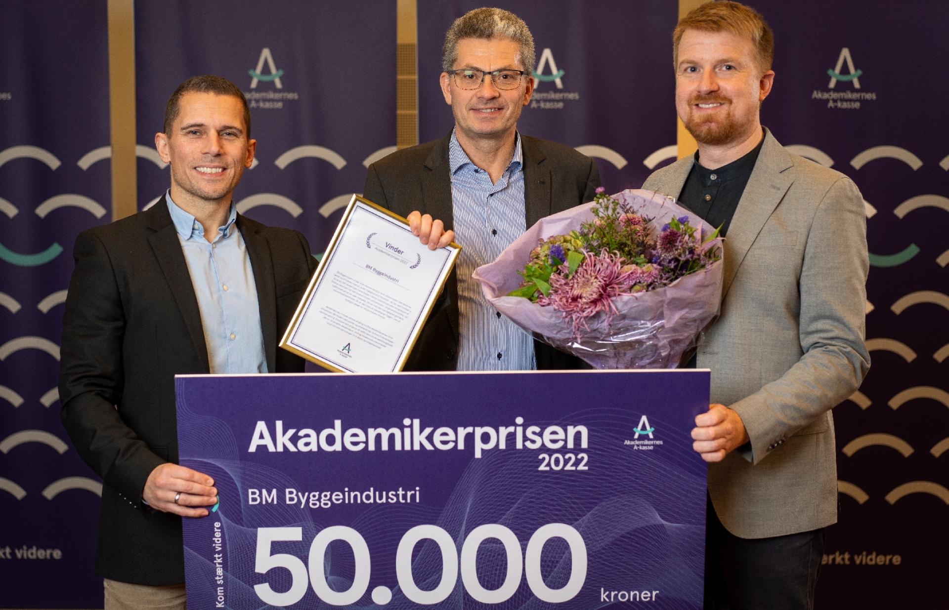 Akademikerprisen indbringer BM Byggeindustri ikke mindre end 50.000 kr. og anerkendelsen af, at virksomheden har turde kigge ud over 'plejer' i jagten på en mere bæredygtig produktion. I midten formand i Akademikernes A-kasse, Lasse Grønbech.