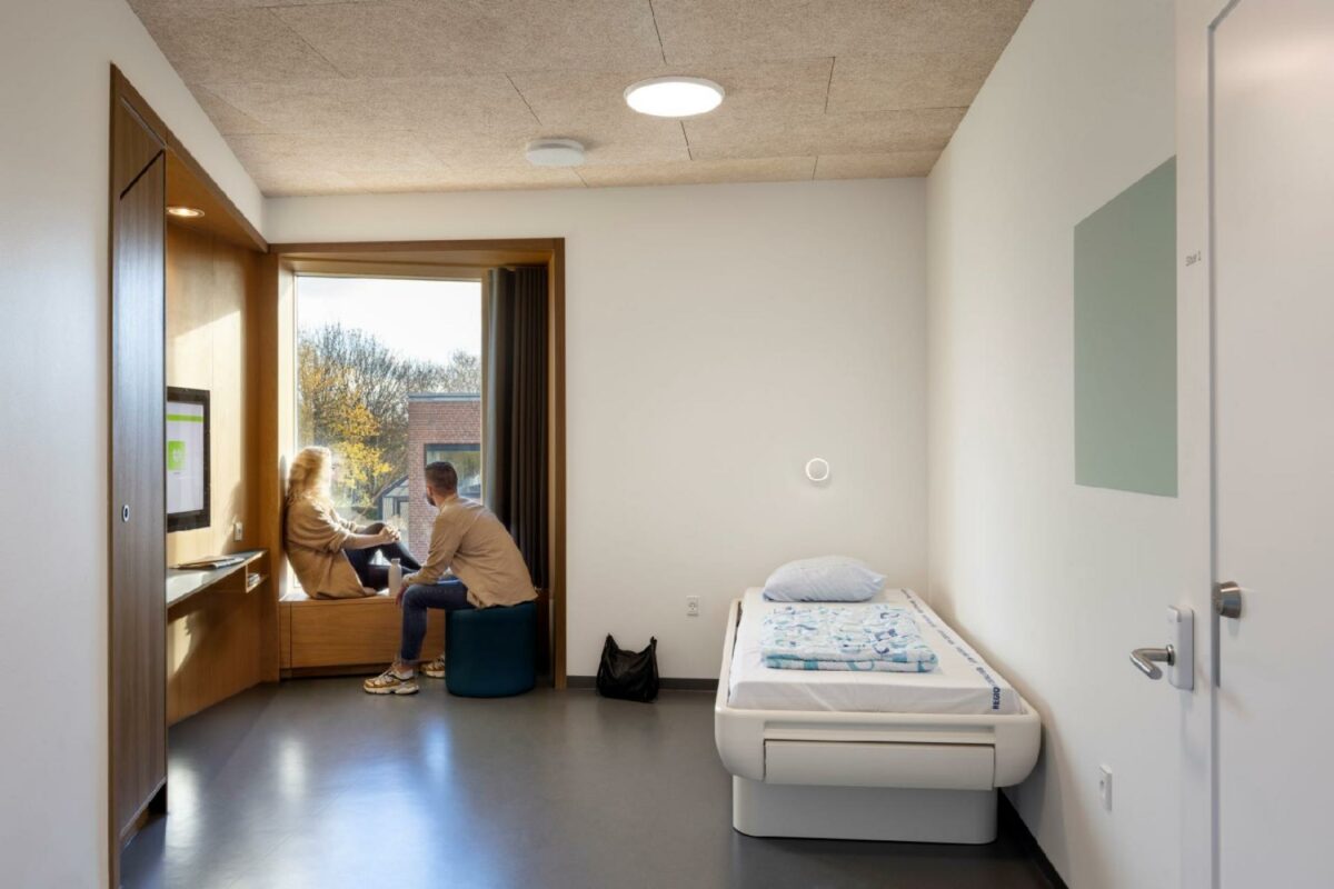 Eneværelserne er med karnap, hvor patienter og pårørende kan sidde og nyde omgivelserne. Foto: Tomas Bertelsen.