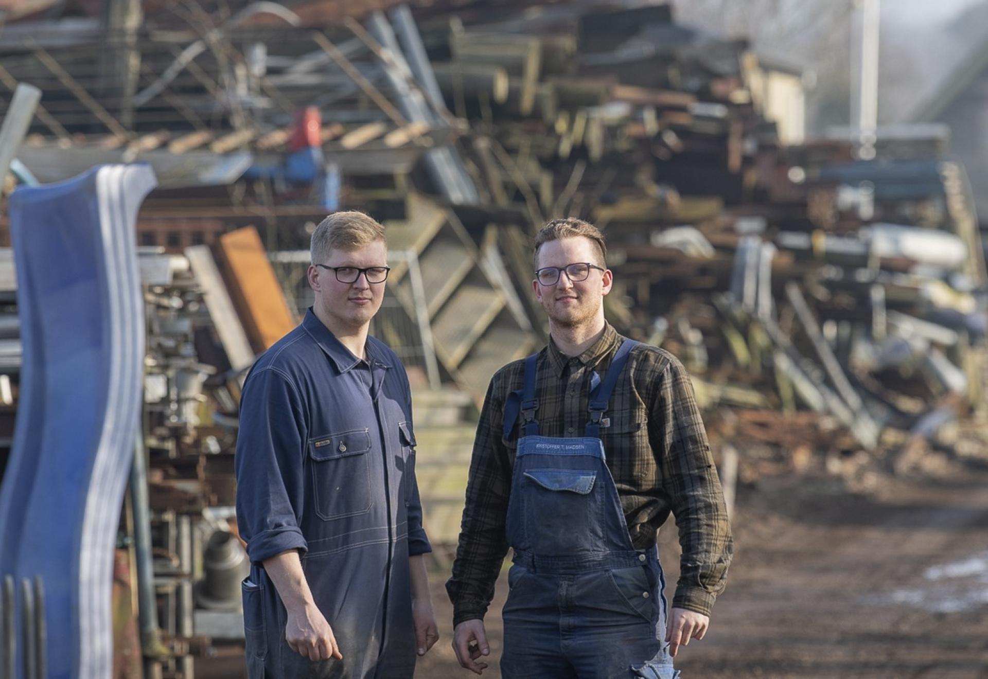 Brødrene Anders (tv.) og Christoffer Traberg Madsen har begge været ansat i familievirksomheden siden 2018. De er uddannede hhv. smed med speciale i sort jern og rustfri smed, men skal kunne lidt af det hele på pladsen. Deres bror Frederik er også en del af virksomheden.