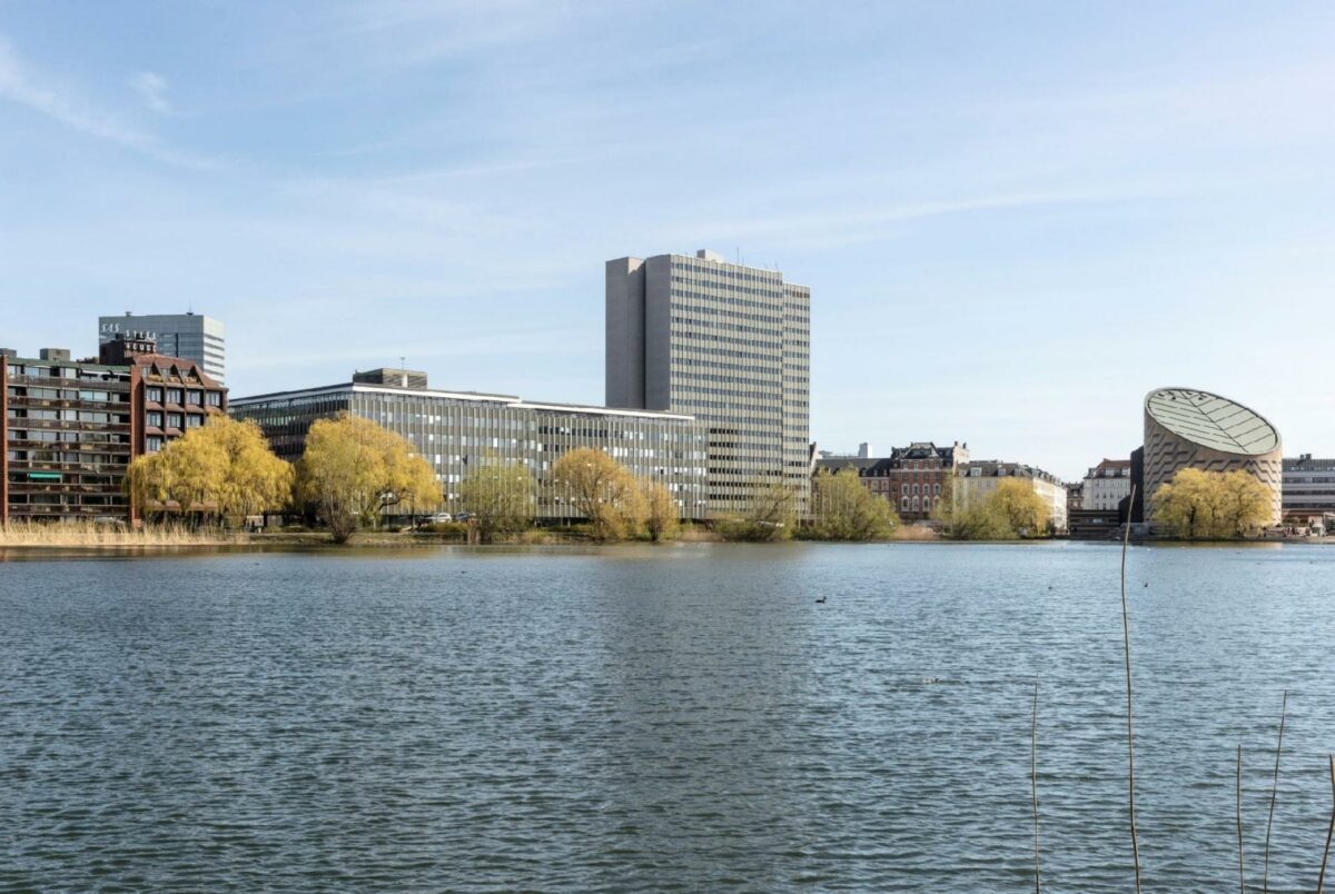 Ejendommen er nabo til Scandic Hotel og genbo til Planetariet ved søerne i København. Foto: Niels Nygaard.