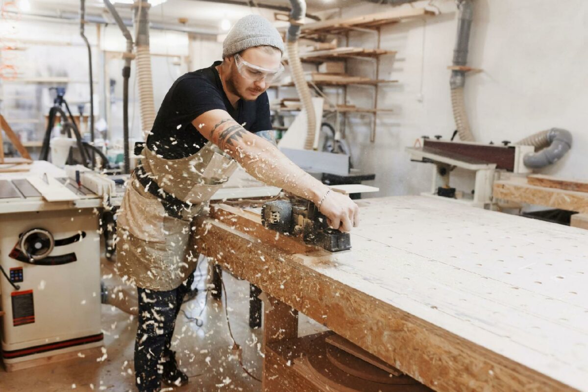 For mens antallet af faglærte, heriblandt tømrere, over de næste ti år vil falde med 9 %, stiger antallet af akademikere med 35 %. Foto: Gettyimages.