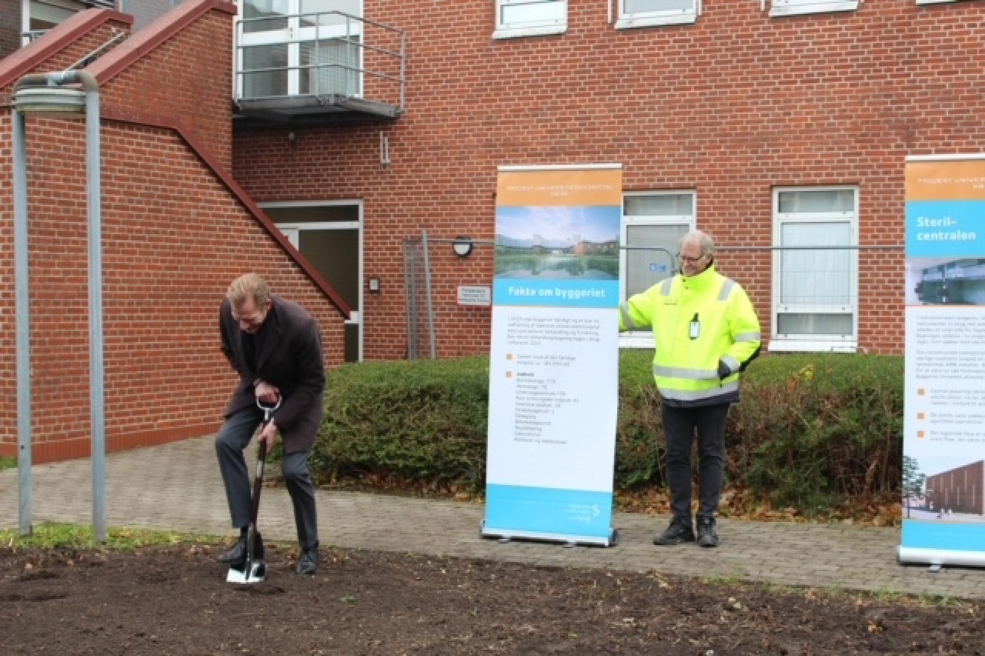- Det er det sidste 'første spadestik' her på Region Sjællands enorme byggeprojekt, lød det fra regionsrådsformand Heino Knudsen, da han tog fat på gravearbejdet til en ny sterilcentral.