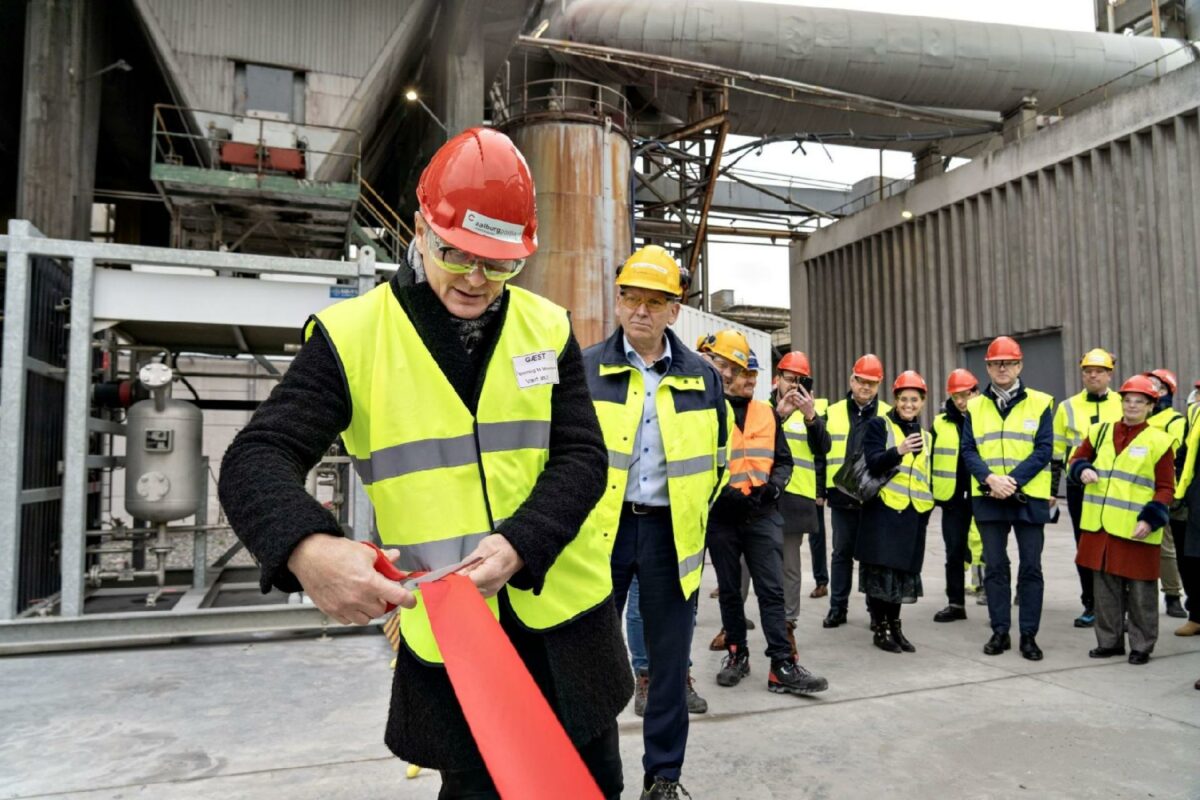 Aalborg Portland har nået en historisk milepæl og kan nu begynde at indfange CO2 fra cementproduktion i Danmark.