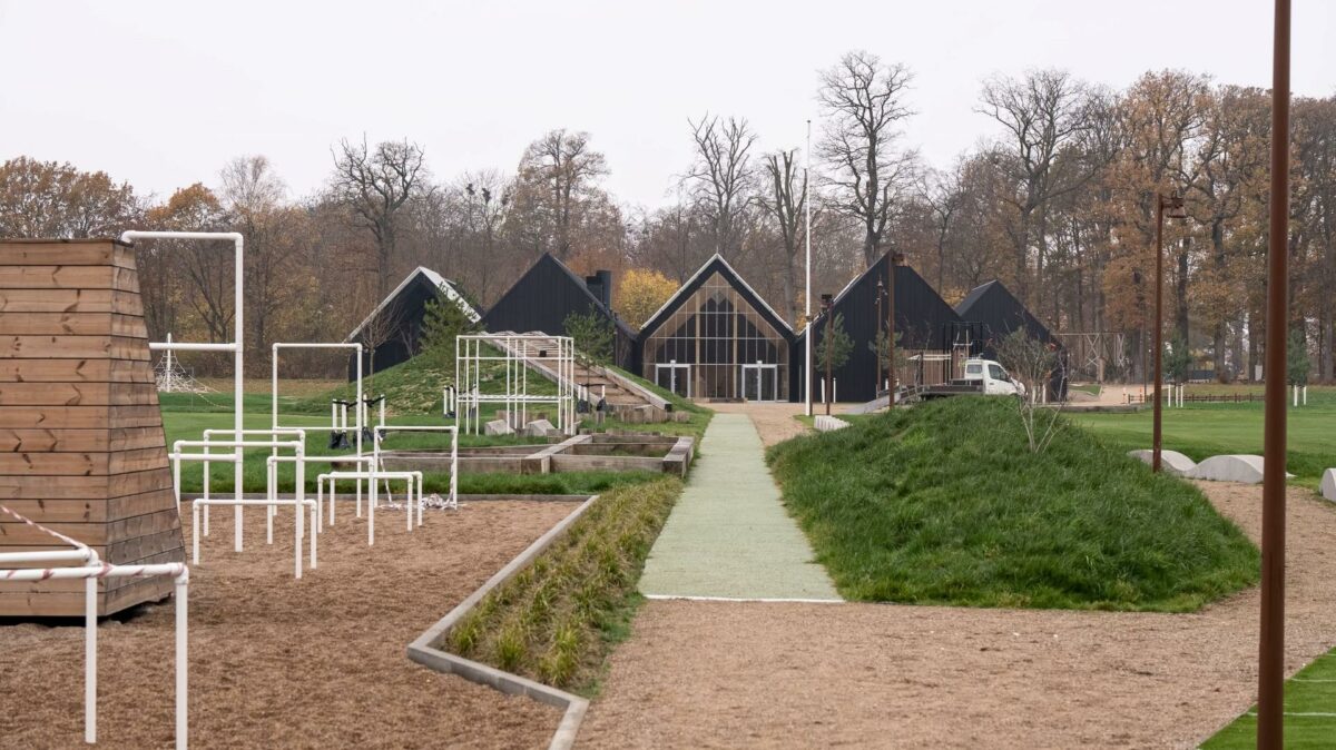 Til MO.VE hører også store udearealer med petanquebaner, bevægelseslandskab, skovbane, danseplads, stier, boldbaner mv. Foto: Niels Vestergaard, film-foto.dk.