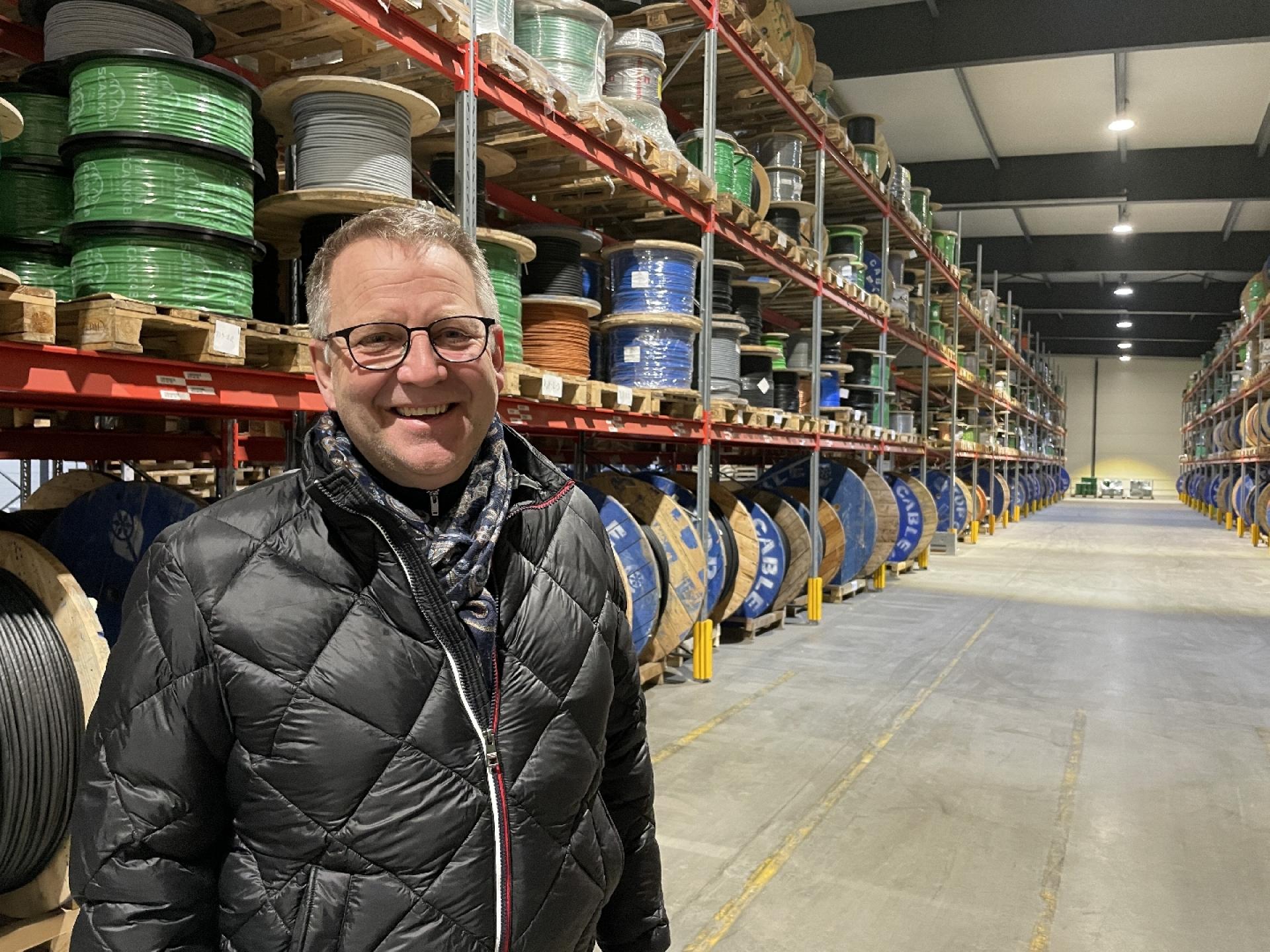 Direktør Morten Rasmussen i Scankab Cables i den nuværende lagerhal, der snart ikke har plads til de efterspurgte installationskabler, aluminiumskabler, brandsikre kabler, EMC-kabler, gummi- og krankabler, el-ladningskabler, solcellekabler, varmebestandige kabler, specialkabler, fiberkabler m.v. Virksomheden sælger også kabler, der kan bruges i det bæredygtige byggeri.