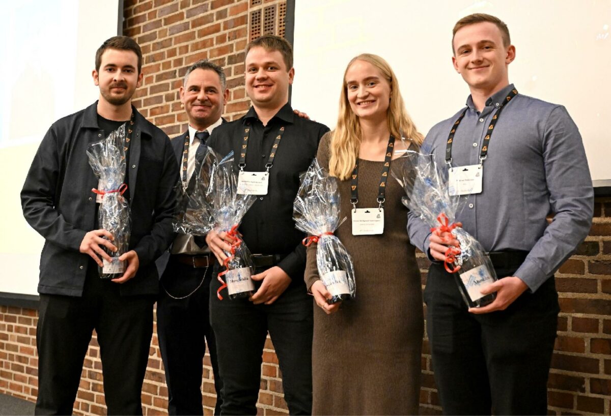 De fire vindere fra Aalborg Universitet sammen med deres vejleder. Fra venstre mod højre ses: Michael Hartmann Sørensen, vejleder Søren Munch Lindhard, Kristoffer Lyhr Larsen, Emma Hyldgaard Henningsen og Magnus Johan Pedersen.