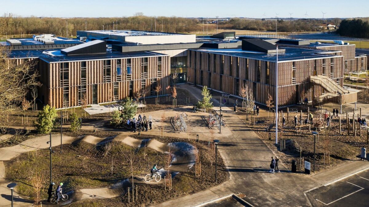 Vrå Børne- og Kulturhus er et af mange danske byggerier, der de seneste år er blevet beklædt med den canadisk skovede træsort Western Red Ceder. Arkivfoto: Kontraframe