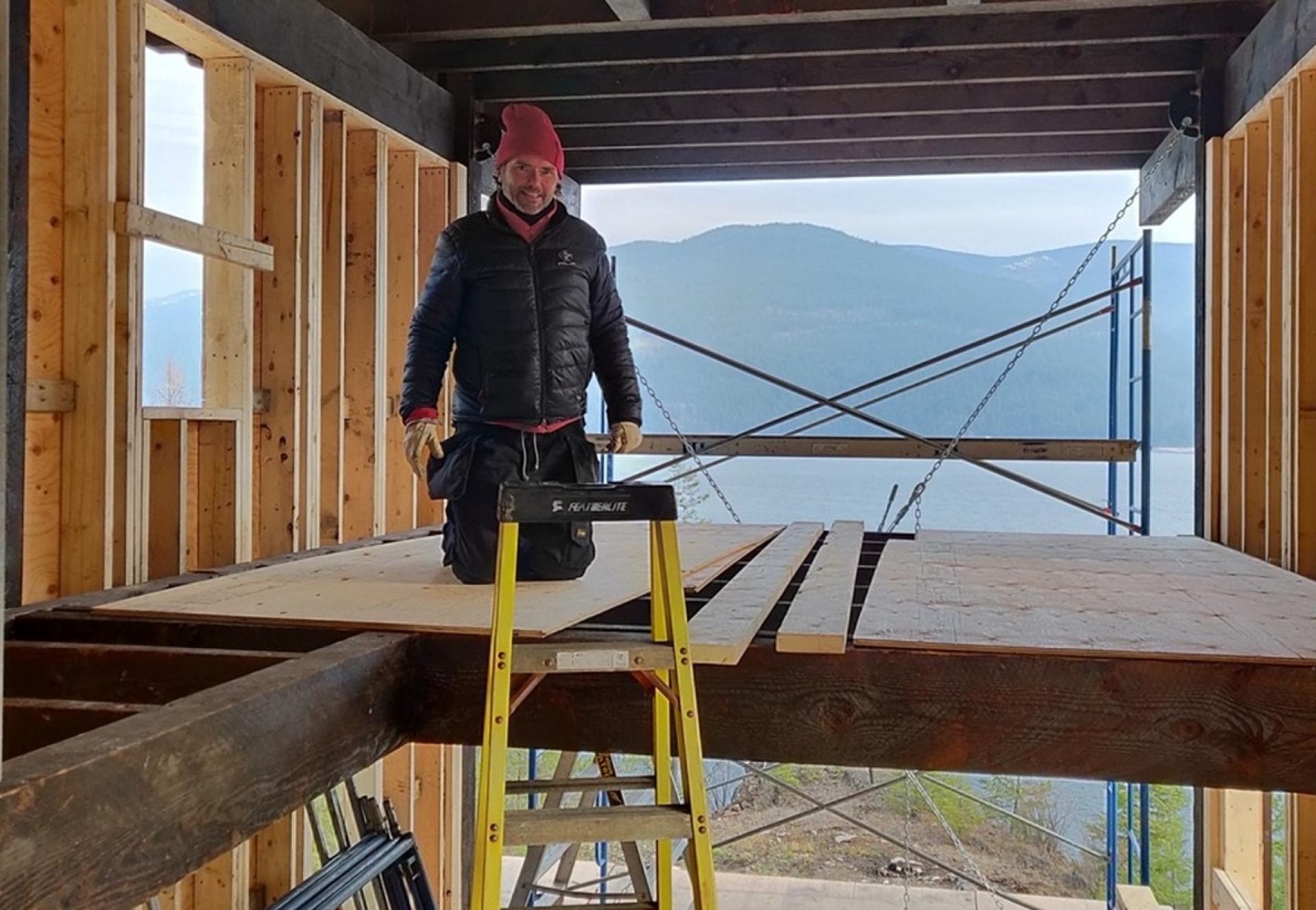 Erik Juul, der her ses i det puma-og bjørnesikrede hus, har stået bag flere andre spektakulære projekter, bl.a. HomeLessHome, der er containerboliger til hjemløse; Villa Wenneberg, det første FSC-certificerede sommerhus, der er bygget udelukkende af træ og designet til adskillelse; Haus Werk i København, der er små byhuse bygget af æsker stablet oven på hinanden samt Villa HavHav, et betonsommerhus ved havet i Vestsjælland. Foto: Thomas Terp