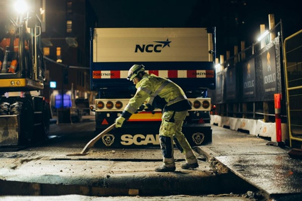 Rammeaftalen omfatter bl.a. meget arbejde i de små gader i København. Efter endt arbejde kan NCC's egen asfaltafdeling tage over. Foto: NCC