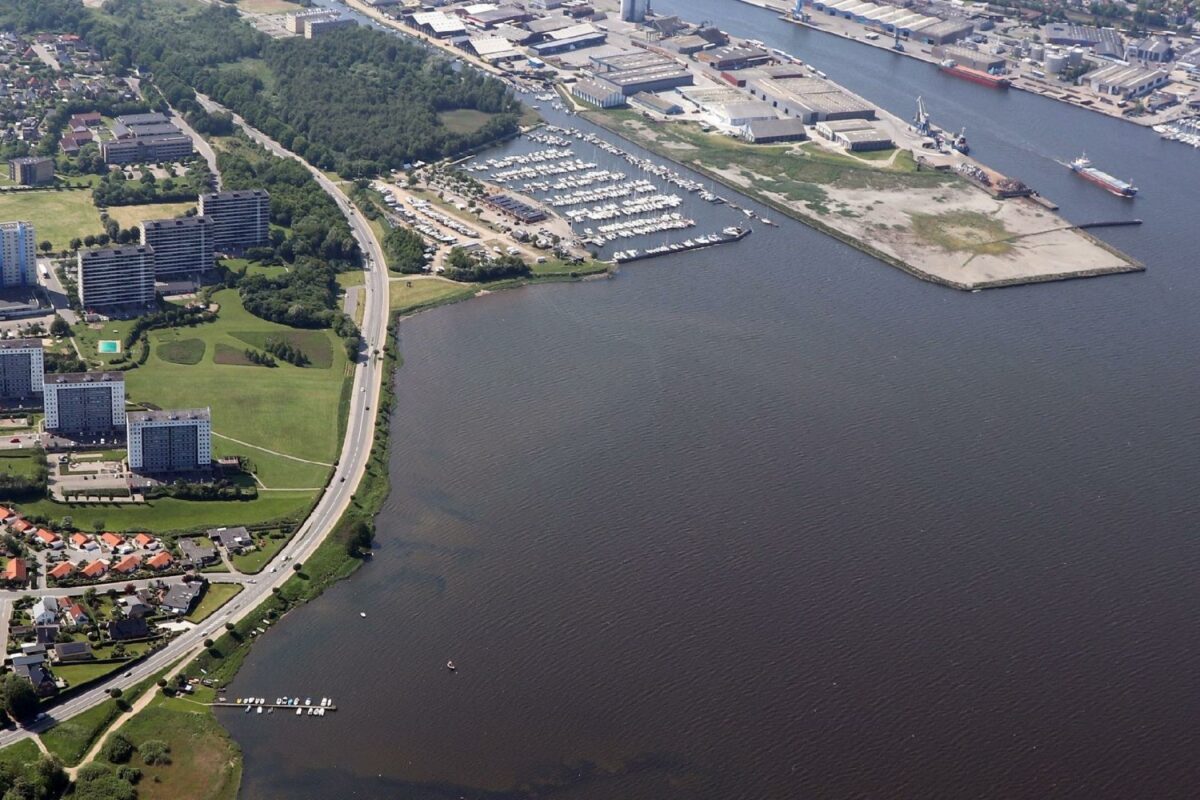 En ny teknik, hvor man dræner under vand ved hjælp af vakuum, testes i forbindelse med uddybning af fjordbunden til det storstilede Marina City-projekt i Kolding. Foto: Kolding Kommune.