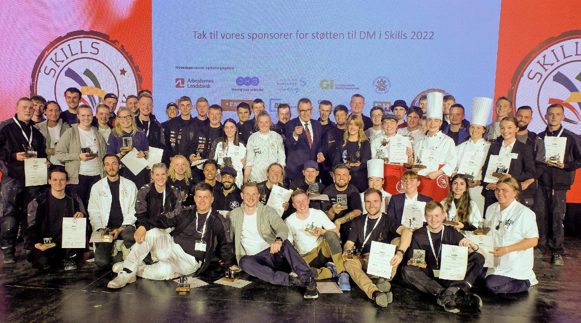 Ved Skills 2022 i Høng dystede ca. 300 unge fra erhvervsuddannelserne i hele 46 fag. Sammen med de unge vindere ses tidligere statsminister Poul Nyrup Rasmussen. Han er formand for EuroSkills 2025, der skal afholdes i Danmark. Foto: Per Daugaard.