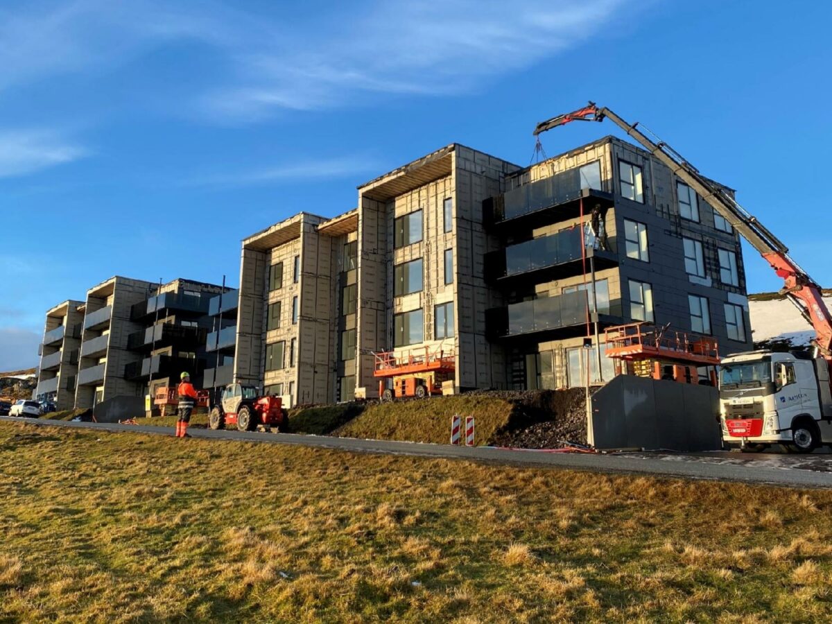 De i alt 80 moduler, der udgør byggeriet, er transporteret til Færøerne med skib, hvor de er blevet monteret på byggepladsen.