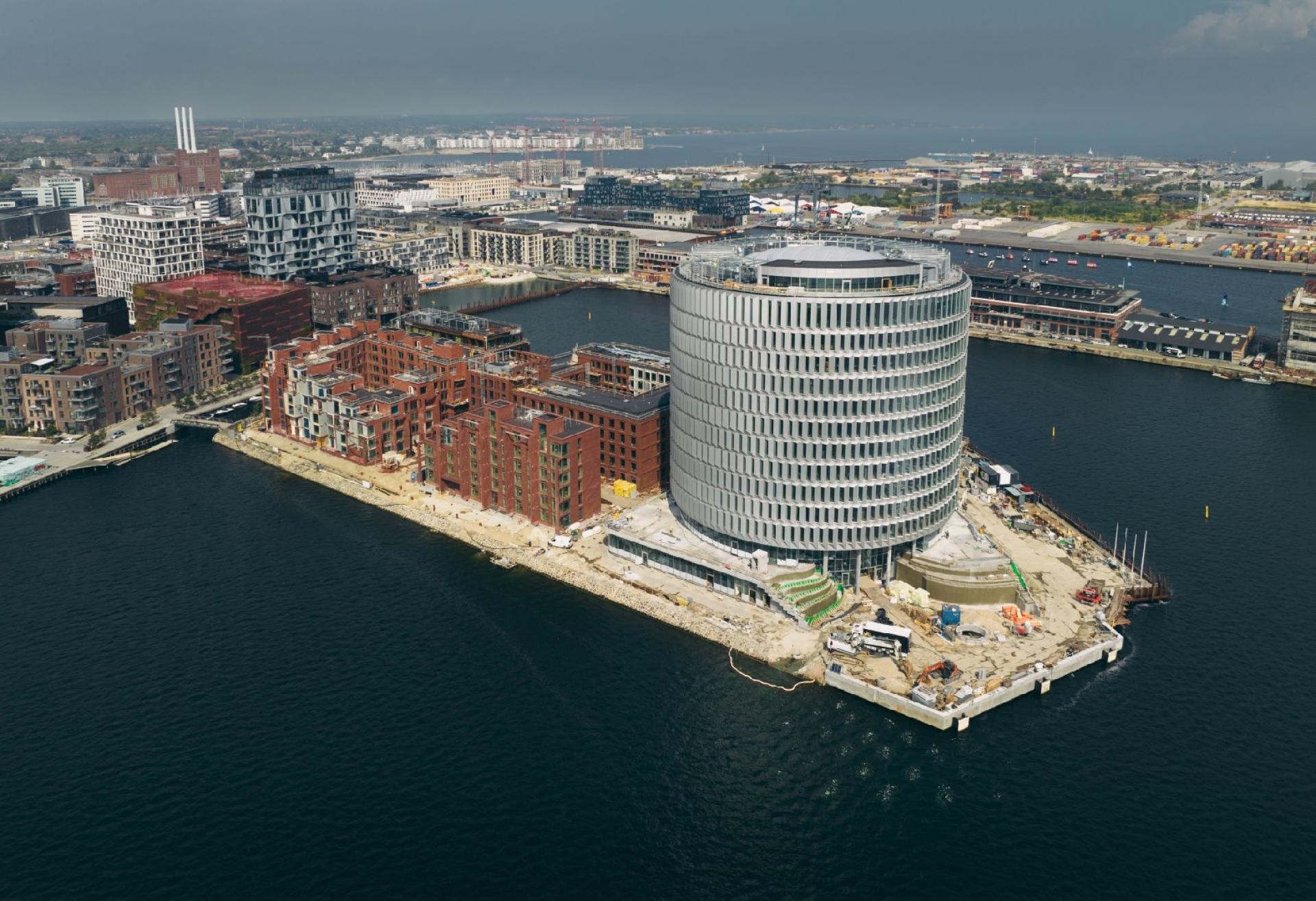 Hidtil har Pihl & Søn markeret sig på større, private projekter som for eksempel Nordø i Københavns Frihavn, hvor entreprenøren opfører 70.000 m2 kontorer, luksusboliger, hotel og p-kælder.