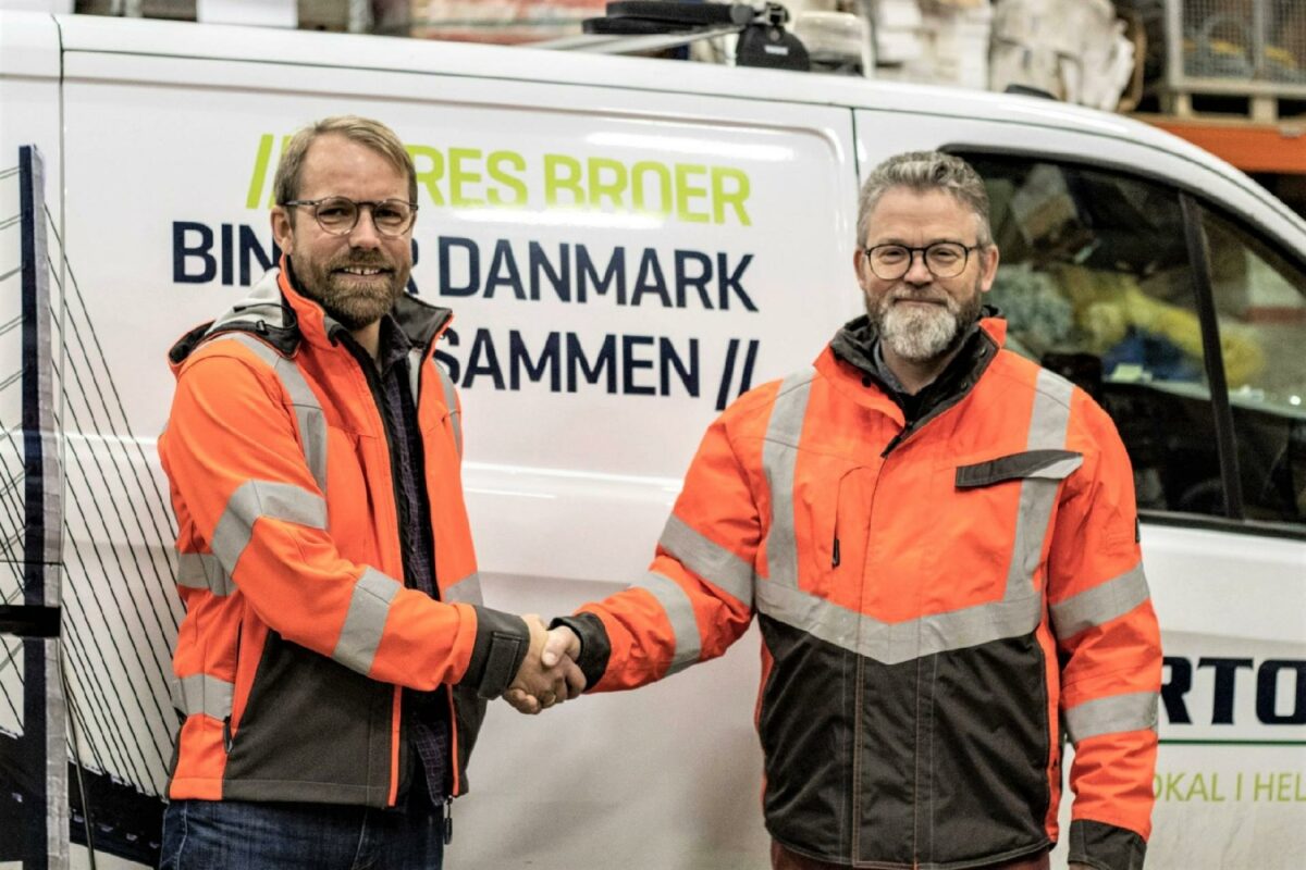 - Overdragelsen sker på et godt tidspunkt, fortæller Kurt Hansen (th.).