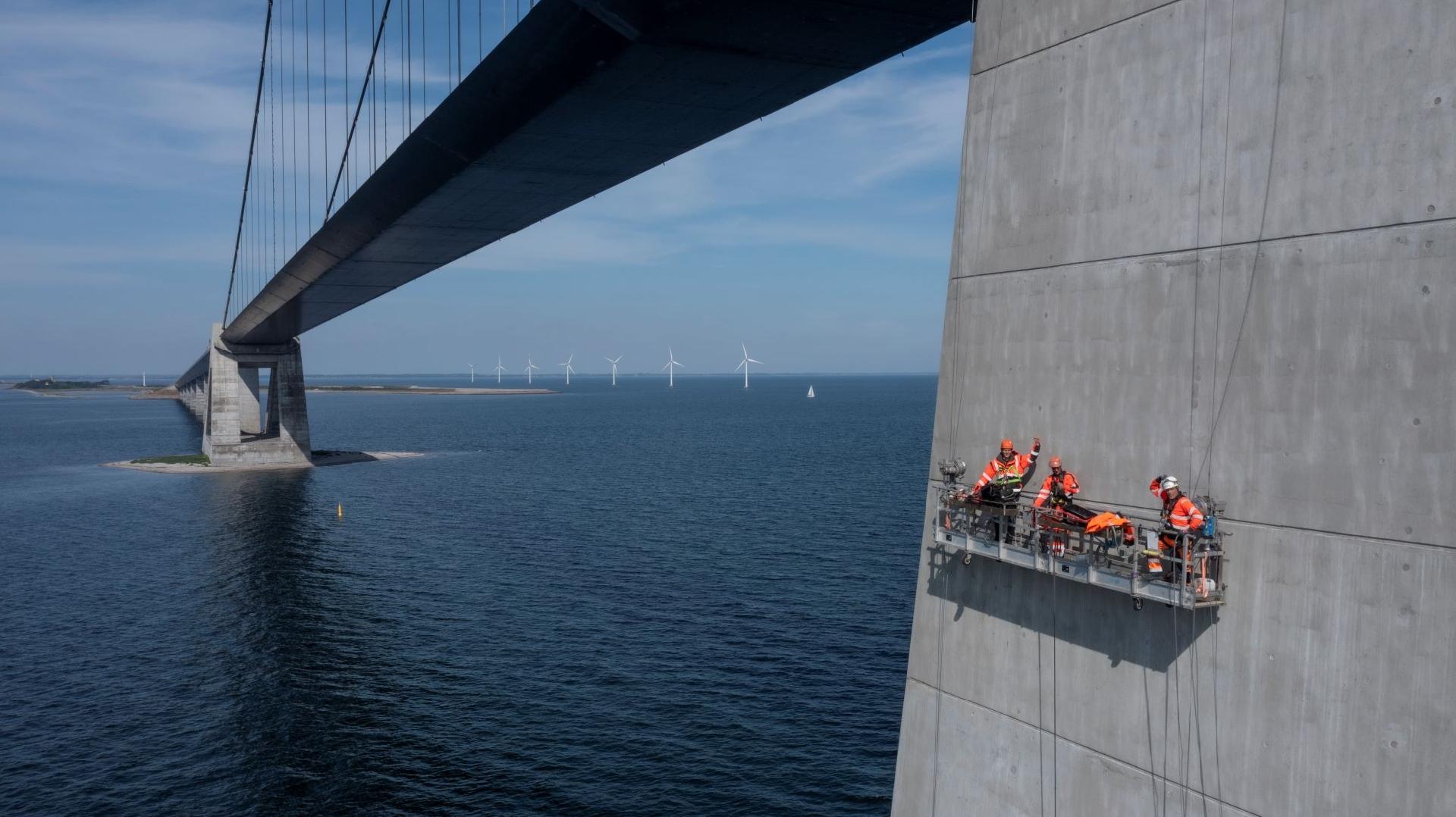 Jortons brobisser i gang med en renoveringssag på Storebæltsbroen.