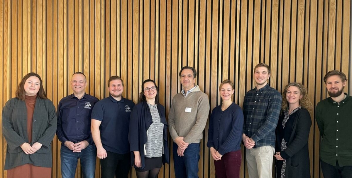 Projektet blev skudt i gang af Frederik Schelle Hornnes, Helle Redder Momsen og Sidse Zimmermann fra Nordic Sustainable Construction, Iver Gaarsted og Jakob Sonny Jakobsen fra Videnscenter for Håndværk og Bæredygtighed samt Bjørn Bauer, Simon Claësson Kaarsberg, Sara Lisa Egebæk og Lea E. Eliasson fra Norion Consult.