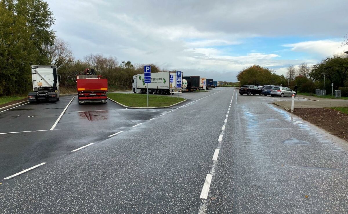 De senere år er der kommet flere lastbiler på de danske veje, og det har skabt rift om parkeringspladserne langs motorvejsnettet. Foto: Vejdirektoratet.