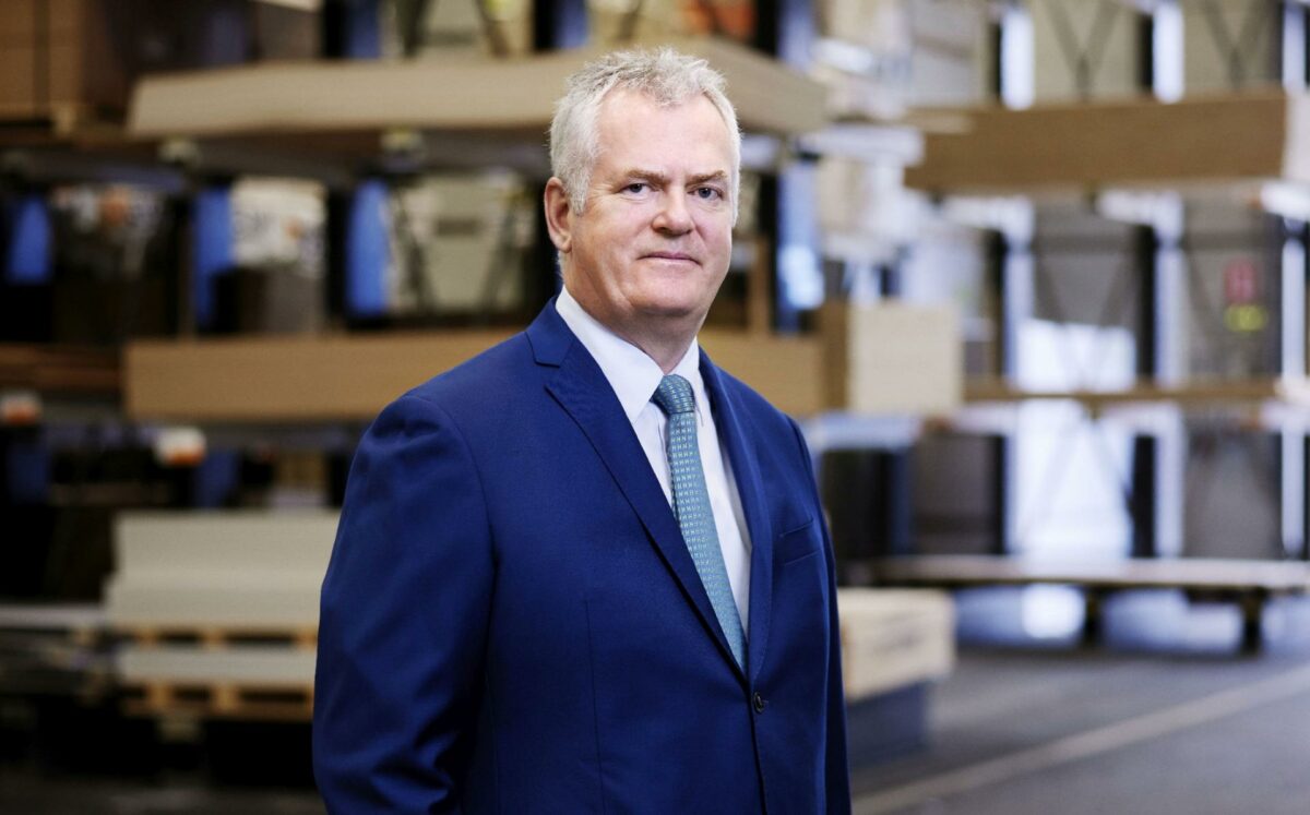 CEO i Stark Group, danske Søren P. Olesen, skal ikke blot sige goddag til 9.000 nye britiske medarbejdere i forbindelse med opkøbet af Saint-Gobain Building Distribution UK. Han skal også sige goddag til en ny, men yderst erfaren, adm. direktør.