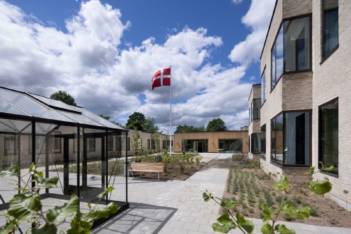Fribo Holte, der stod færdig i 2021, er et af de færdigudviklede friplejehjem, som NREP har solgt til Northern Horizon. Arkitekt er Rubow Arkitekter.