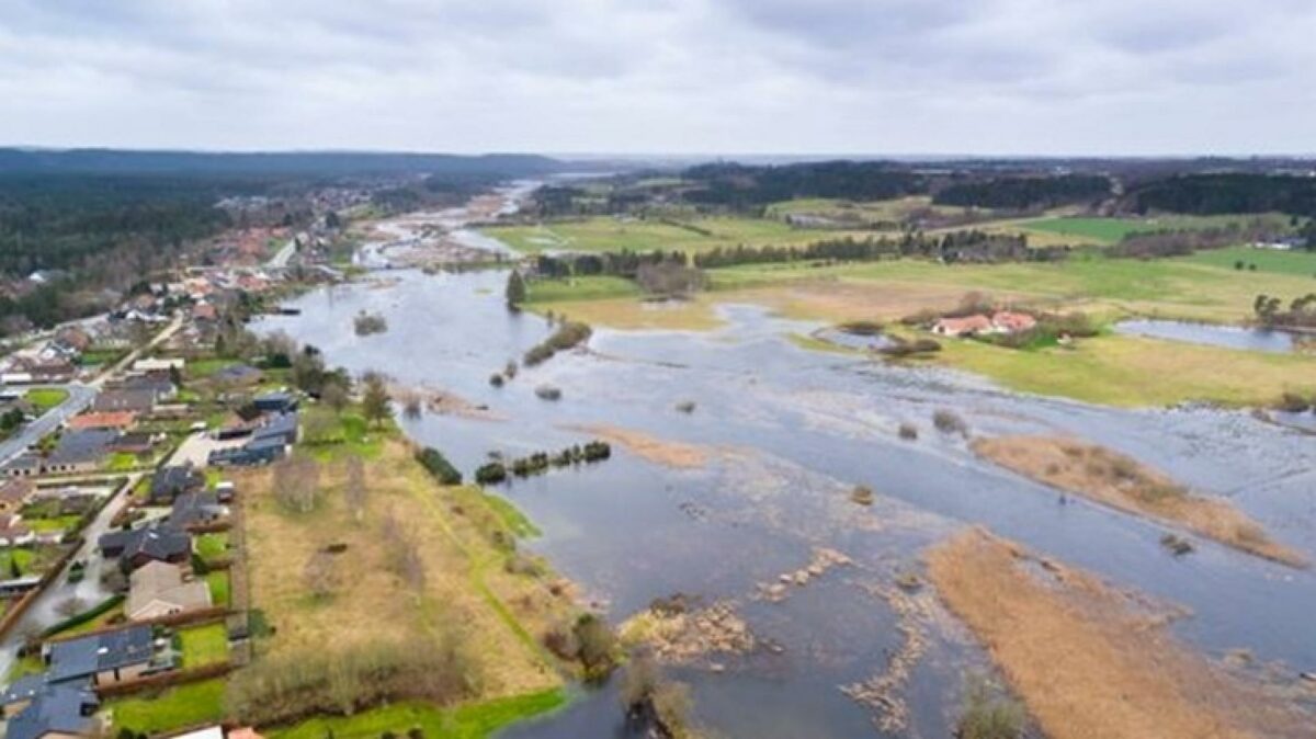 Foto: Klimaforandringerne presser de bygninger, der er i risiko for indtrængende vand fra hav og vandløb som Gudenåen her. Det vil ske oftere, hvis ikke vi gør noget. Region Midtjyllands deltagelse i EU-projektet Resist skal finde løsninger på, hvordan vi bedst holde stigende vandmængder ude. Foto. Region Midtjylland.